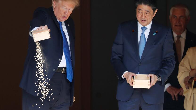 Donaldas Trumpas(kairėje) ir Shinzo Abe 