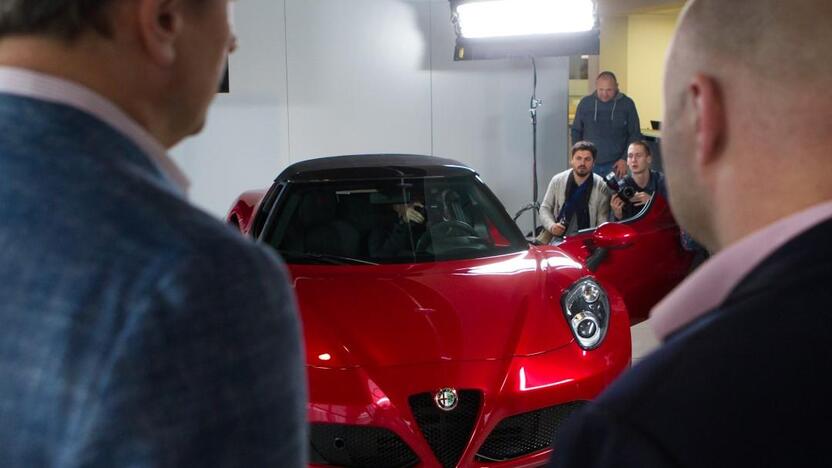 Pristatytas „Alfa Romeo“ kabrioletas „4C Spider“ 