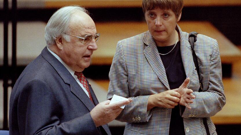 1995: Helmutas Kohlis ir Angela Merkel