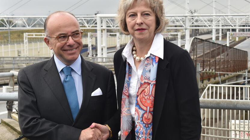 Bernard Cazeneuve ir Theresa May