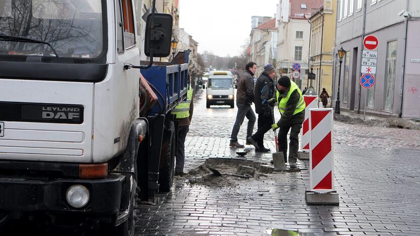 Variantas: Tiltų gatvės visam transporto srautui nenorima atverti, kad po to nereikėtų jos kapitaliai remontuoti.