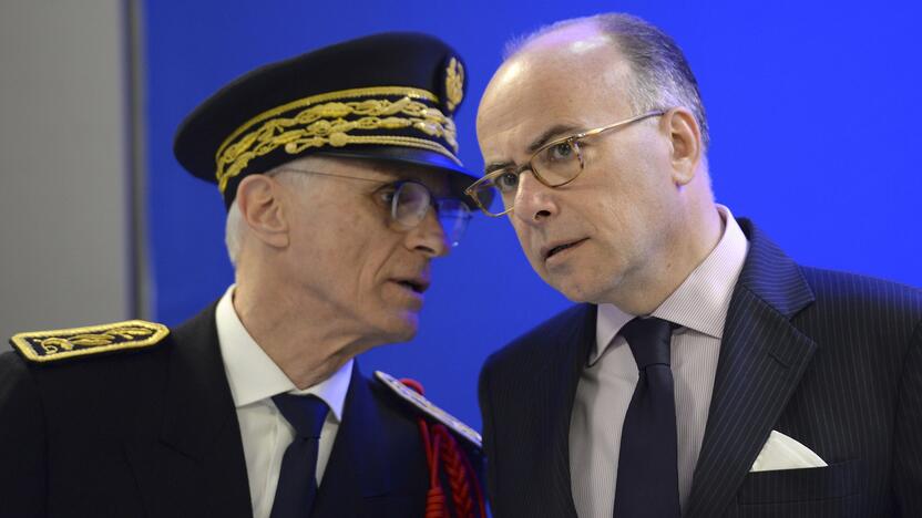 Bernard Cazeneuve (dešinėje)