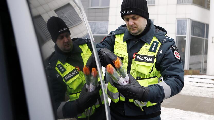 Kelių policijos patruliai pradžiugino moteris