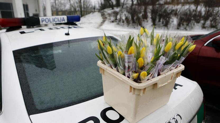 Kelių policijos patruliai pradžiugino moteris