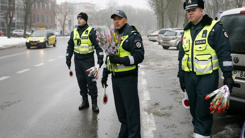 Kelių policijos patruliai pradžiugino moteris