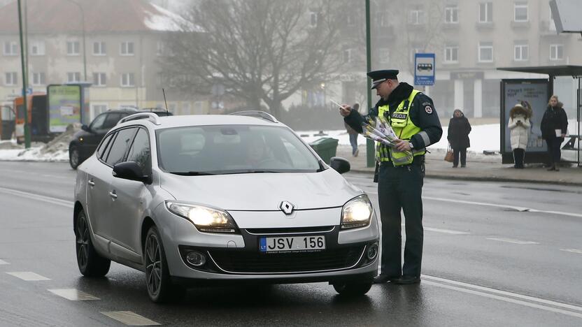 Kelių policijos patruliai pradžiugino moteris