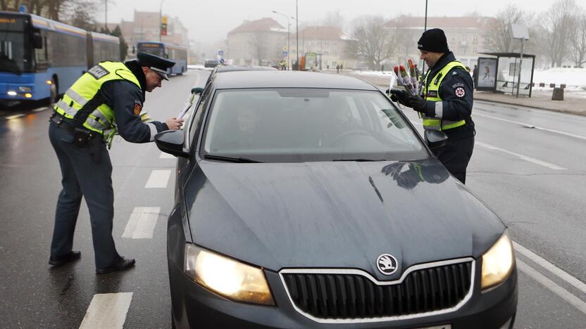 Kelių policijos patruliai pradžiugino moteris