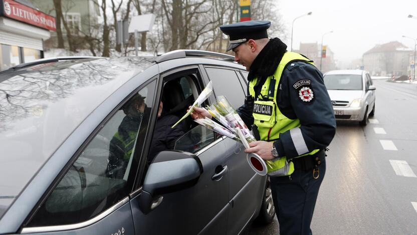 Kelių policijos patruliai pradžiugino moteris