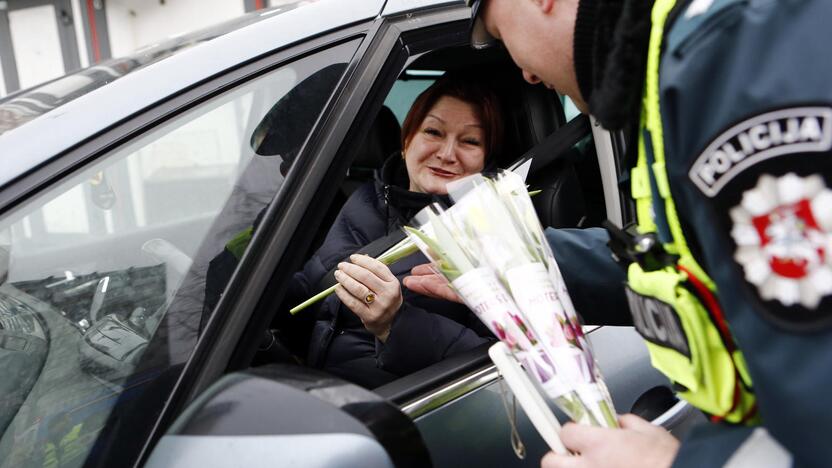 Kelių policijos patruliai pradžiugino moteris