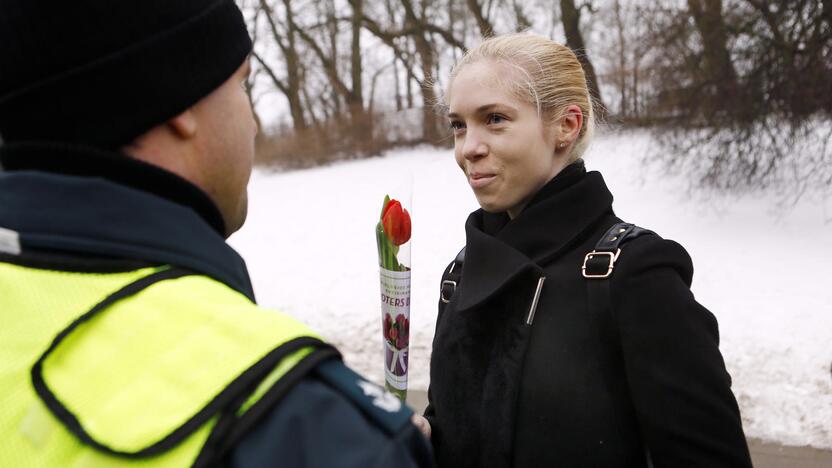 Kelių policijos patruliai pradžiugino moteris