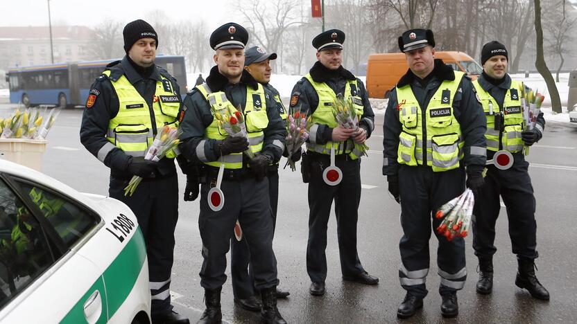 Kelių policijos patruliai pradžiugino moteris