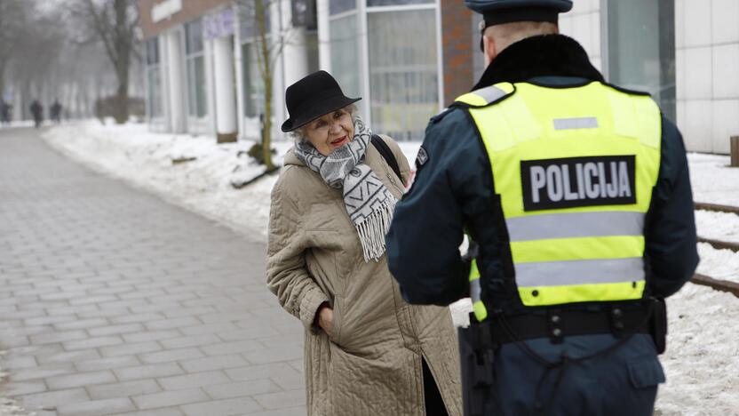 Kelių policijos patruliai pradžiugino moteris