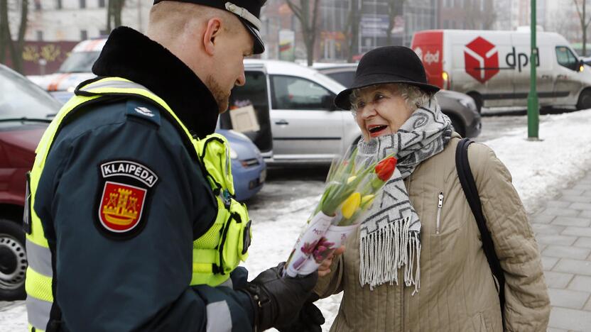 Kelių policijos patruliai pradžiugino moteris