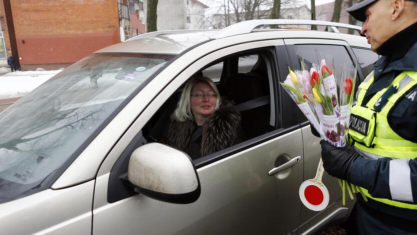 Kelių policijos patruliai pradžiugino moteris