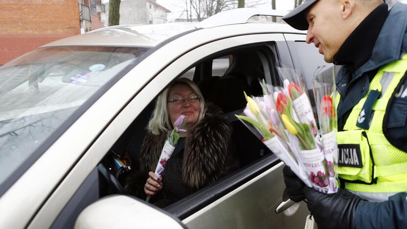 Kelių policijos patruliai pradžiugino moteris