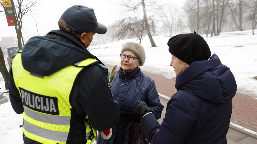 Kelių policijos patruliai pradžiugino moteris