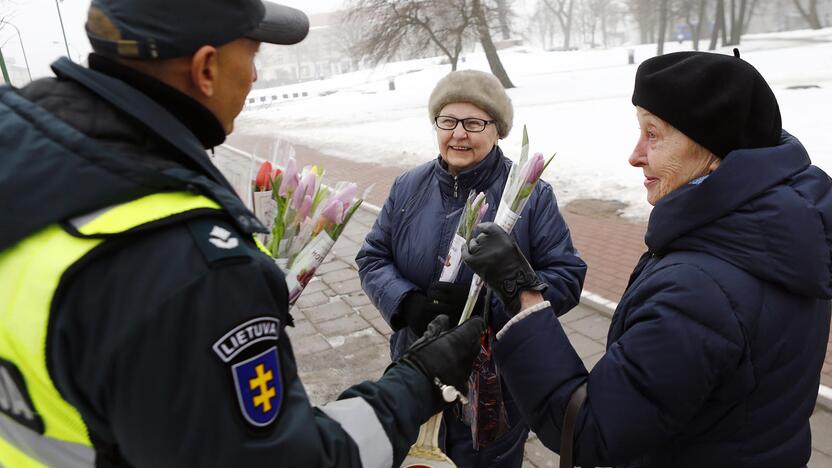 Kelių policijos patruliai pradžiugino moteris