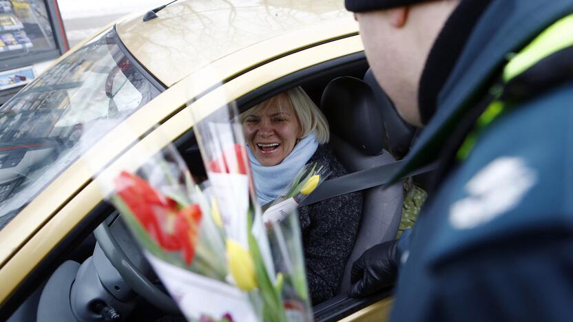 Kelių policijos patruliai pradžiugino moteris