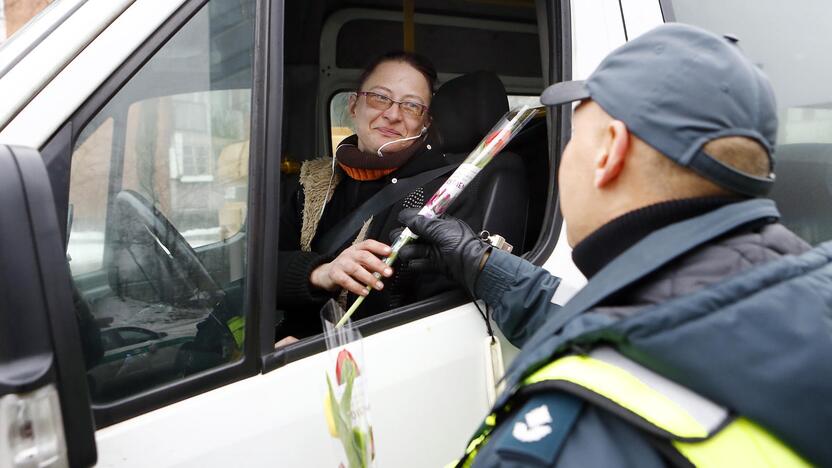 Kelių policijos patruliai pradžiugino moteris