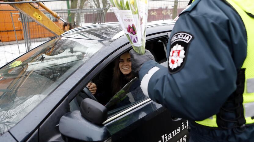 Kelių policijos patruliai pradžiugino moteris