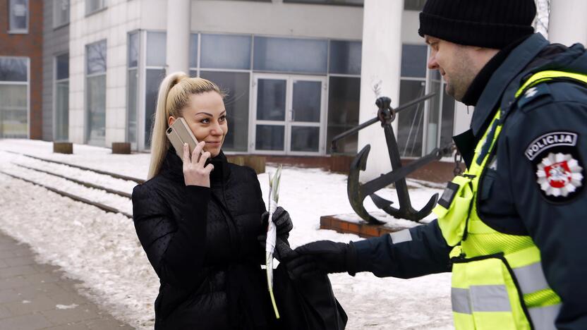 Kelių policijos patruliai pradžiugino moteris