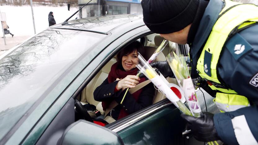 Kelių policijos patruliai pradžiugino moteris