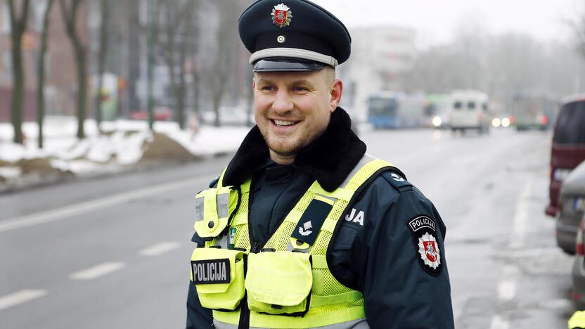 Kelių policijos patruliai pradžiugino moteris