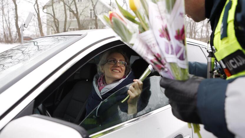 Kelių policijos patruliai pradžiugino moteris