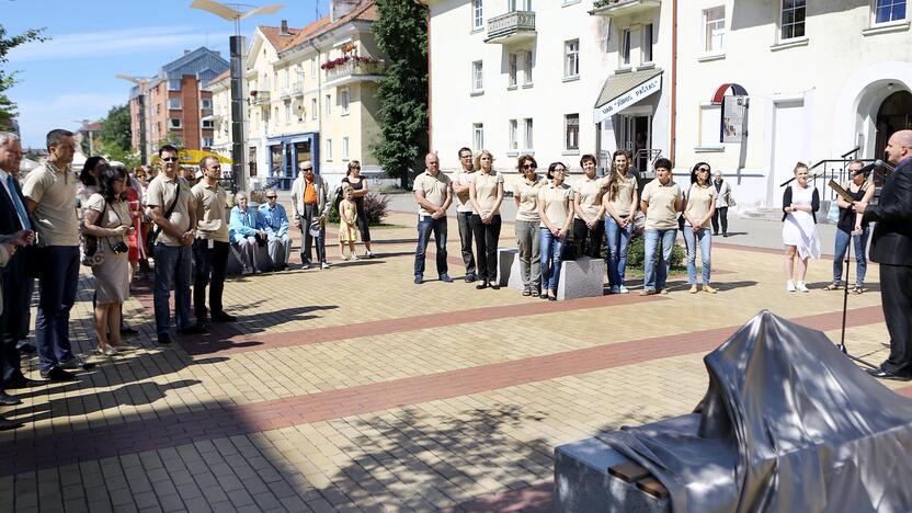 Mažvydo alėjoje atidengtas suoliukas