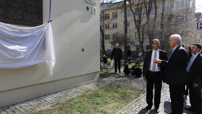 Klaipėdoje atidengta lenta Izraelio vėliavos autoriui