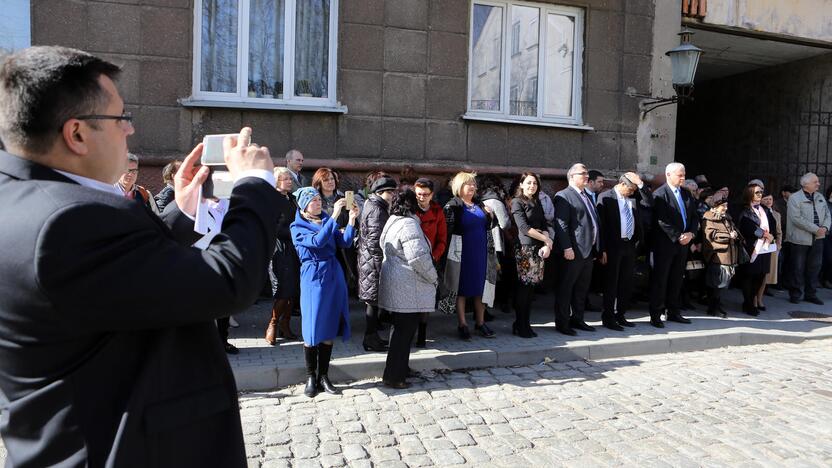 Klaipėdoje atidengta lenta Izraelio vėliavos autoriui