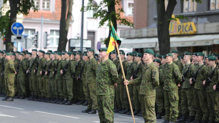 Klaipėdoje į atsargą išlydėti pirmieji šauktiniai