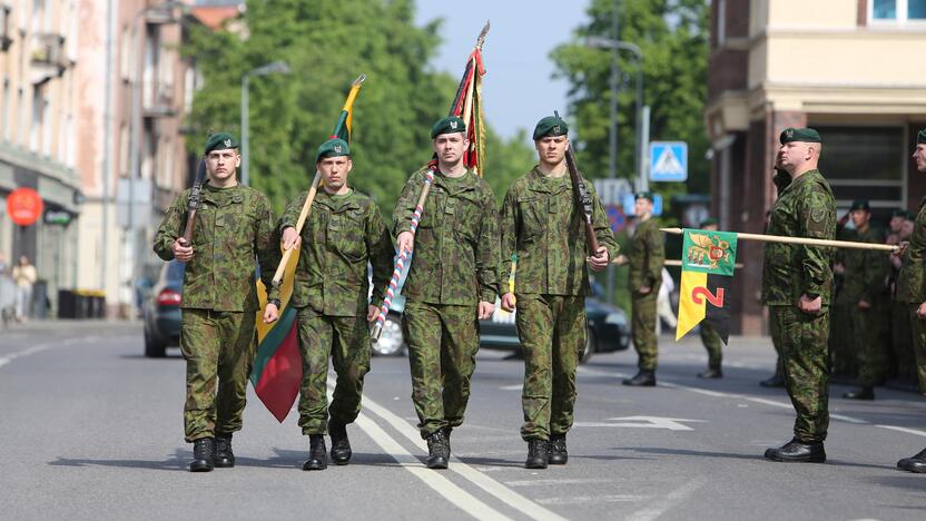 Klaipėdoje į atsargą išlydėti pirmieji šauktiniai