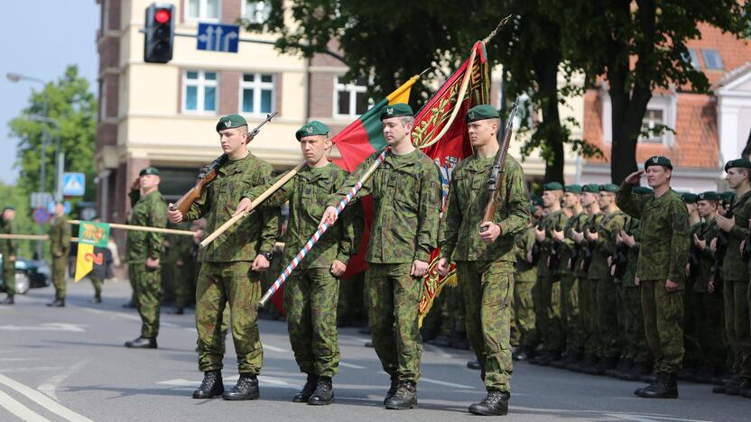 Klaipėdoje į atsargą išlydėti pirmieji šauktiniai