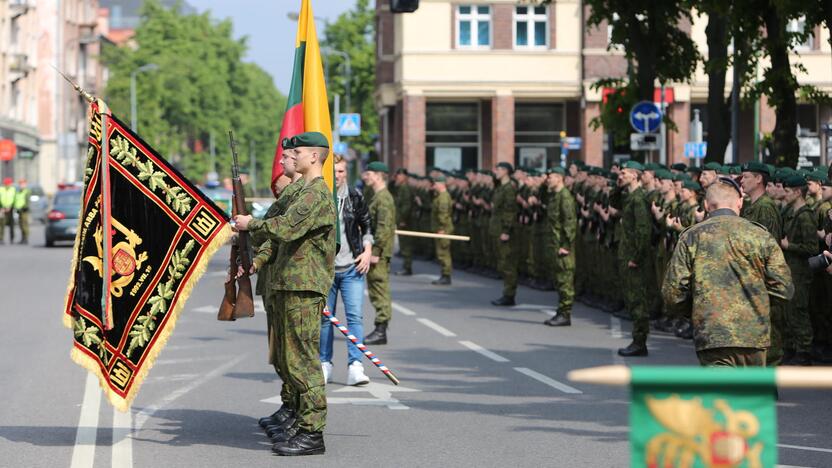 Klaipėdoje į atsargą išlydėti pirmieji šauktiniai