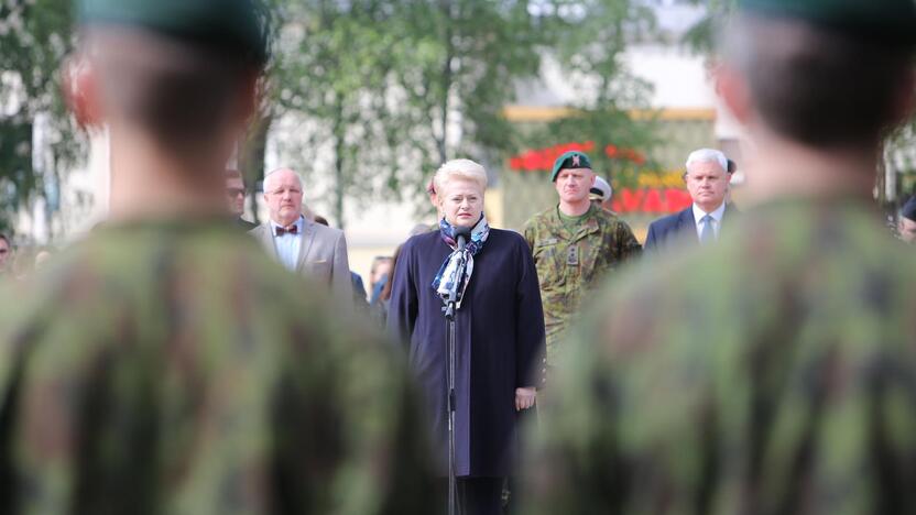 Klaipėdoje į atsargą išlydėti pirmieji šauktiniai