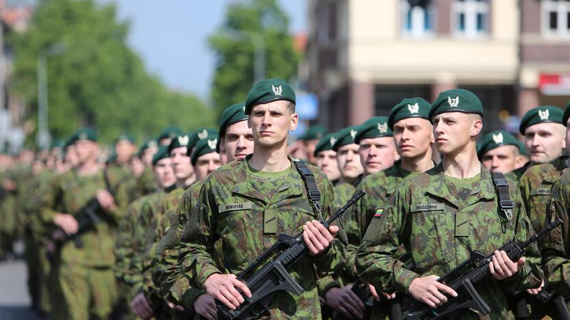 Klaipėdoje į atsargą išlydėti pirmieji šauktiniai