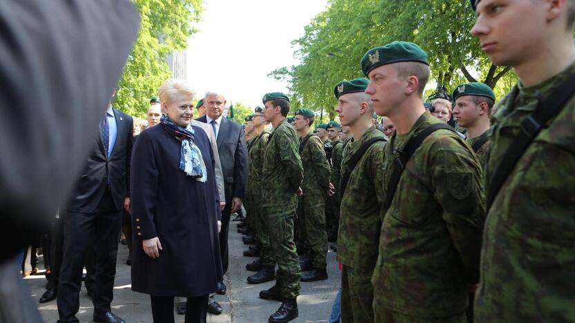 Klaipėdoje į atsargą išlydėti pirmieji šauktiniai