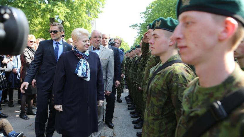 Klaipėdoje į atsargą išlydėti pirmieji šauktiniai