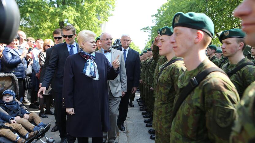 Klaipėdoje į atsargą išlydėti pirmieji šauktiniai