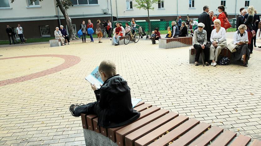 Nauji Mažvydo alėjos suoliukai