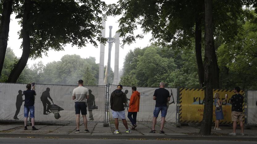 Klaipėdoje pradėti demontuoti sovietmečio paminklai