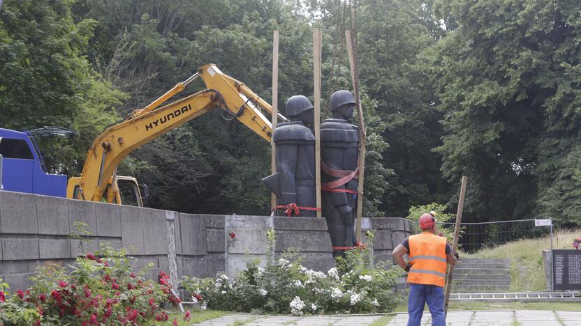 Klaipėdoje pradėti demontuoti sovietmečio paminklai