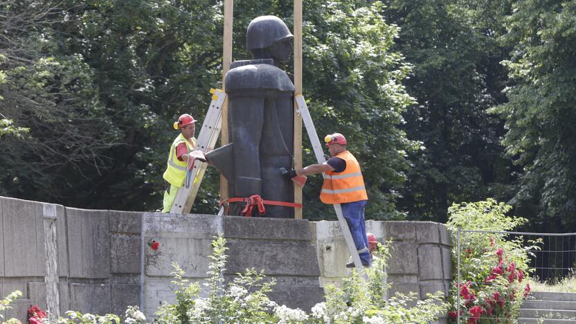 Klaipėdoje pradėti demontuoti sovietmečio paminklai