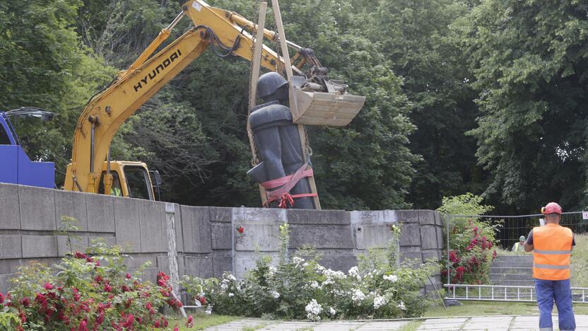 Klaipėdoje pradėti demontuoti sovietmečio paminklai