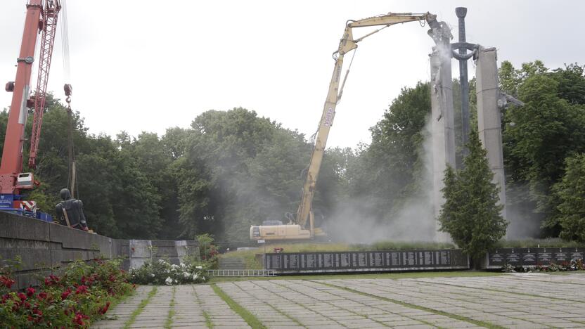 Klaipėdoje pradėti demontuoti sovietmečio paminklai