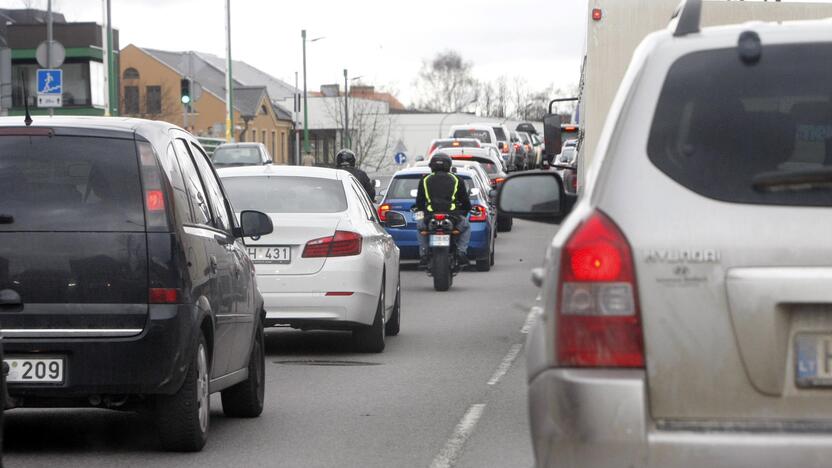 Automobilių spūstys Pilies gatvėje