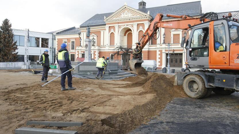 Teatro aikštėje ruošiamas ledas – kiek kainuos pačiuožinėti?