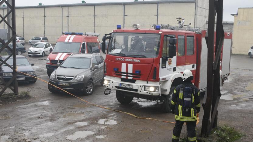 Gaisras prekybos bazės teritorijoje