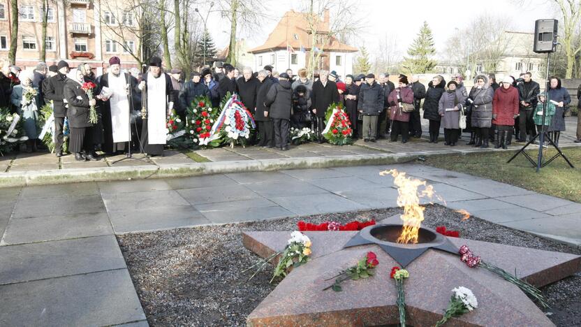 Skulptūrų parke – gėlės raudonarmiečiams